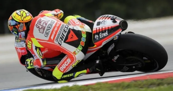 MotoGP Misano, i tre moschettieri (Stoner, Lorenzo, Pedrosa) dominano. Rossi-Ducati, crisi (nera) continua