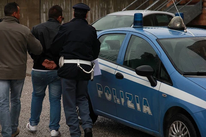 Non dà la precedenza alla polizia e viene rispedito in Albania