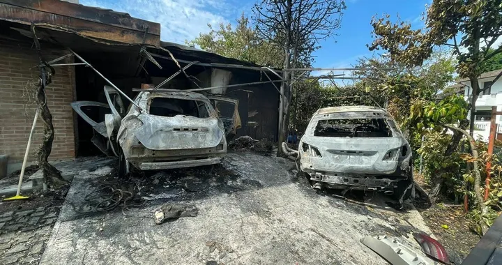 Auto elettrica prende fuoco nella notte a Treviso: danneggiato box e altra auto [VIDEO]