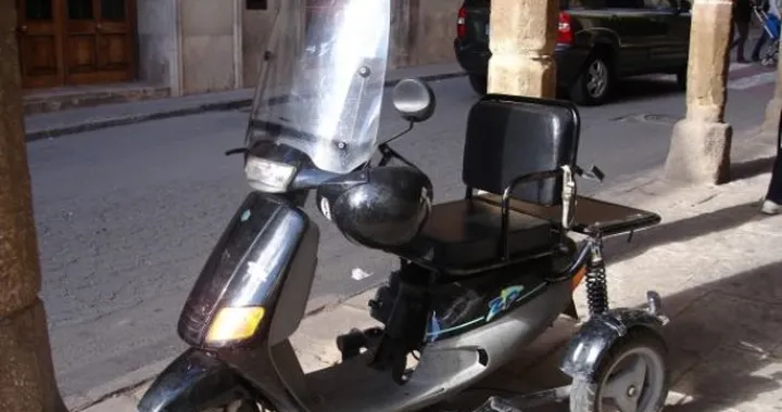 Foto del giorno: Piaggio Zip con 3 ruote!