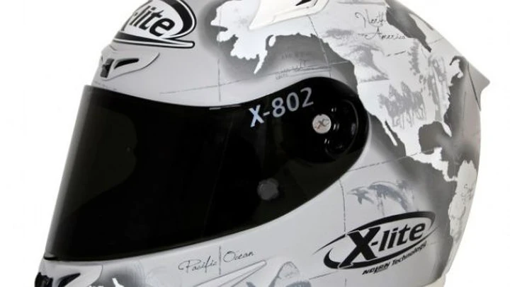Carlos Checa festeggia il titolo (e il compleanno!) con un casco celebrativo