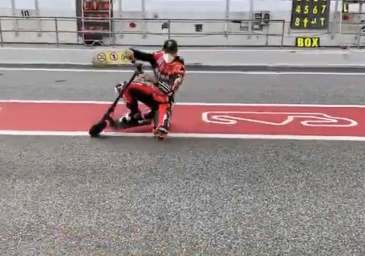 Scott Redding: ginocchio sull'asfalto, anche in monopattino [Video]
