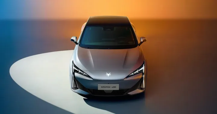 La grande berlina elettrica da 13.000 euro si ricarica in appena 9 minuti