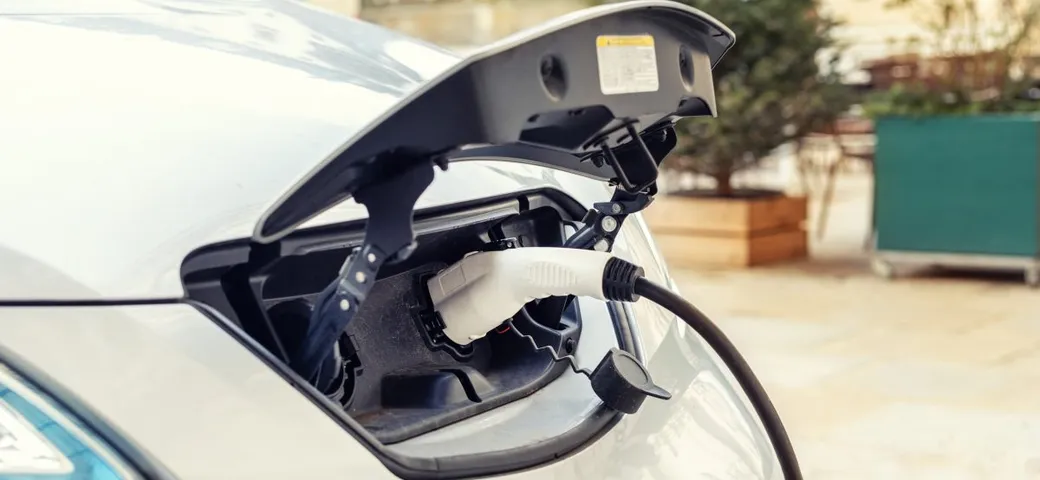 ADAC boccia i carburanti sintetici: meglio l'elettrico