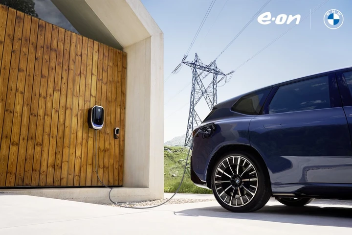 BMW iX3 e la rivoluzione V2G: l’auto elettrica che fa risparmiare fino a 720 euro l’anno