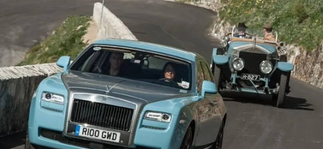Rolls Royce Ghost: in tour per le Alpi con 47 Silver Ghost