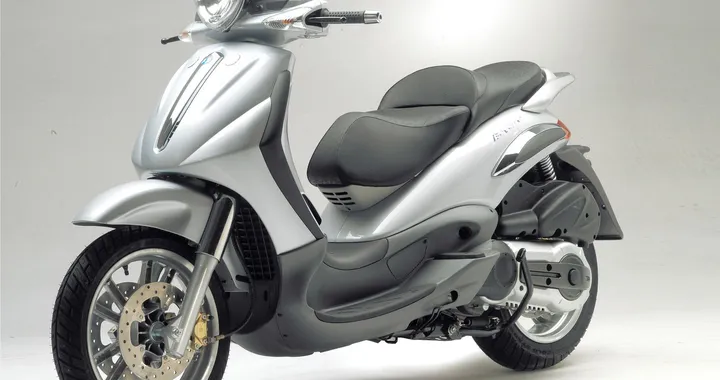 Piaggio Beverly: la storia dello scooter GT a ruote alte di Pontedera