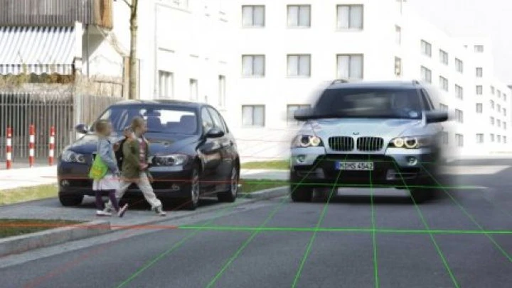 Car-2-X Communication: il sistema BMW per la salvaguardia dei pedoni