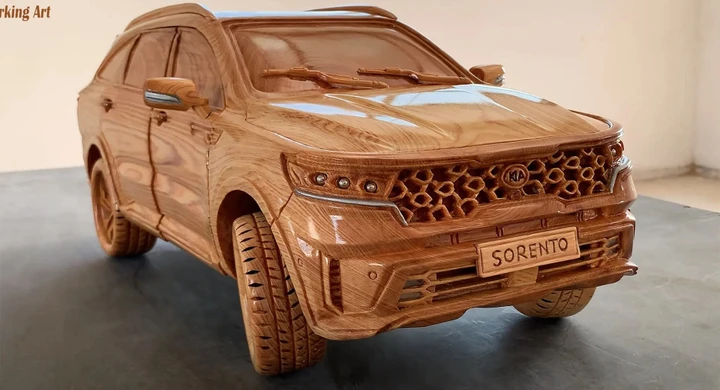 Kia Sorento in scala 1:11: un capolavoro in legno [Video]