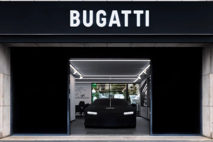 Bugatti apre uno showroom a Parigi che farà scuola
