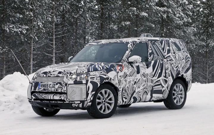 Land Rover Discovery: foto spia sulla neve