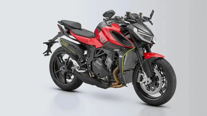 SRK 921: la naked QJMotor da 921 cc che sfida lo stile