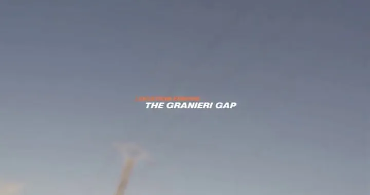 acrobazie con la moto elettrica