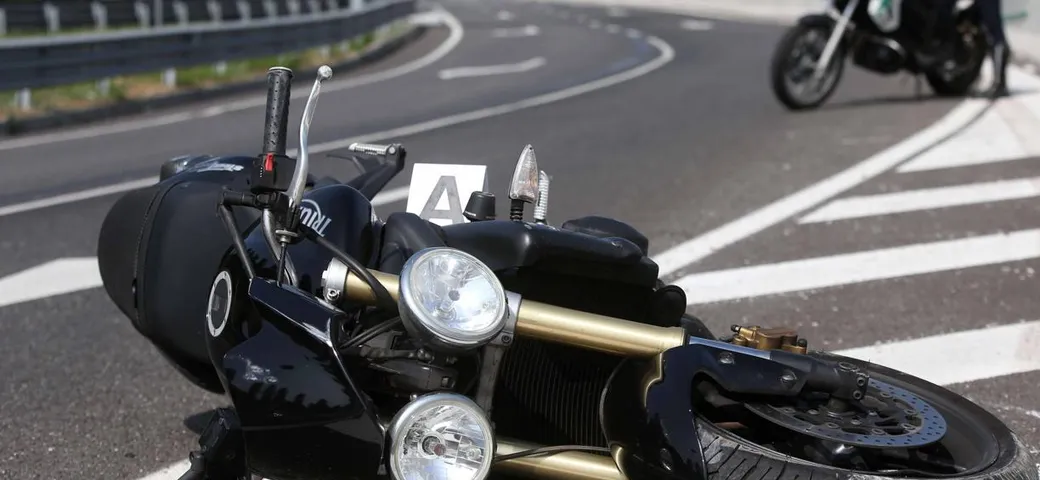 Auto d'epoca perde ruota: muore motociclista