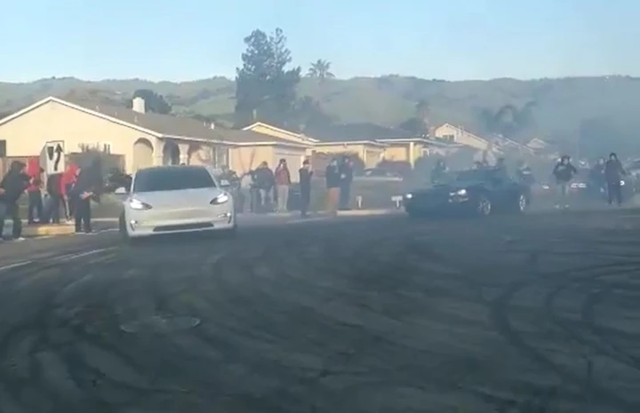 Tesla Model 3 e Chevy Camaro: pericolosi donut [Video]