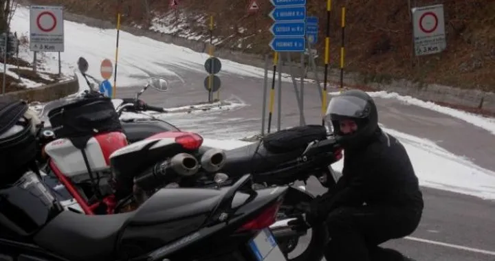 Foto del giorno: moto e cultura, del freddo non han paura