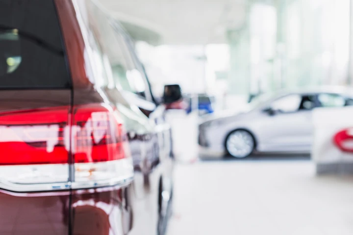 Aumenti record per le auto nel 2024: come cambiano i costi e le tendenze del mercato