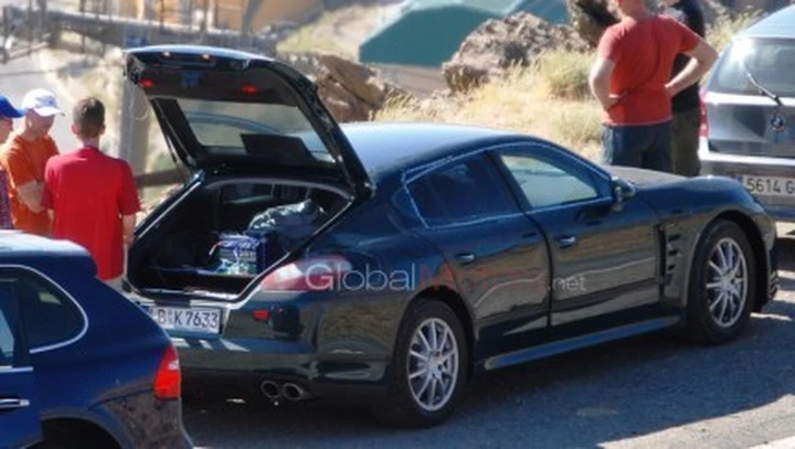 Porsche Panamera: foto spia col portellone aperto