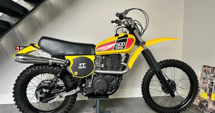 Torna a ruggire la Yamaha TT500 del ’76: un capolavoro rinato a Londra