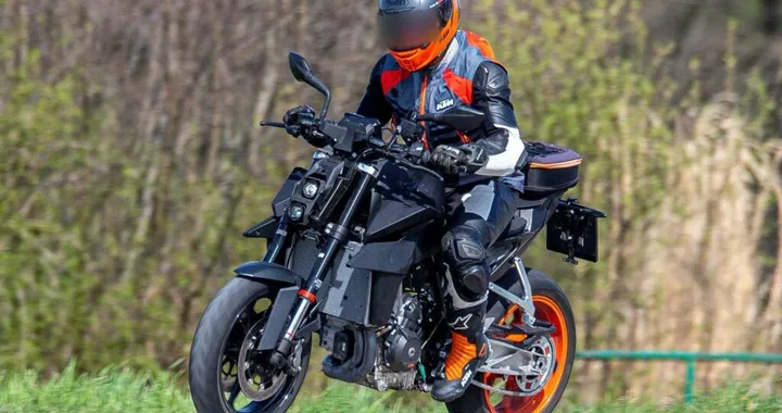 KTM 990 Duke, le foto spia che confermano lo sviluppo del nuovo modello
