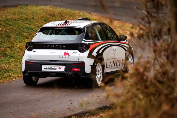 Tavares si mette al volante della nuova Lancia Ypsilon Rally 4HF
