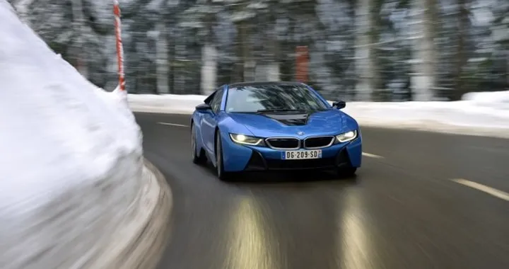 BMW i8: le prestazioni sulla neve [Video Test]