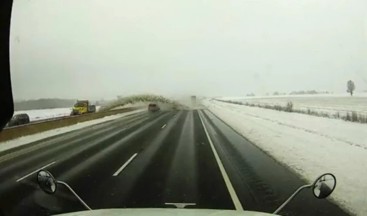 Lo spazzaneve provoca incidenti multipli e danneggia 40 auto [Video]
