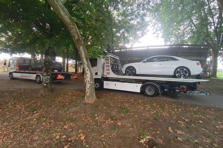 Due Audi sfrecciano a 159 km/h dove il limite è 80: i conducenti tornano a piedi