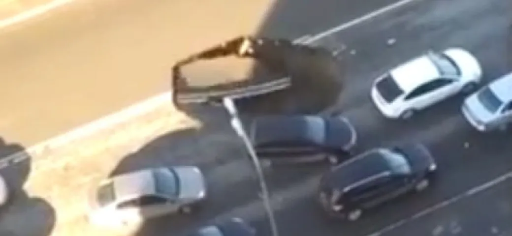 Strada che crolla: in Russia un automobilista viene quasi inghiottito