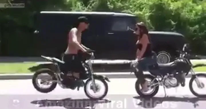 Bacio acrobatico in moto