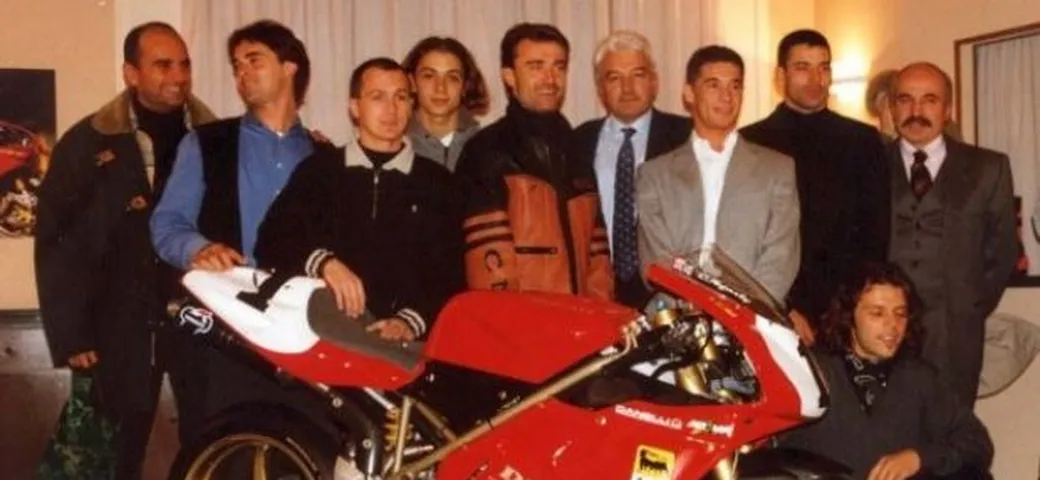 Foto del giorno: Ducati 916 in dolce compagnia