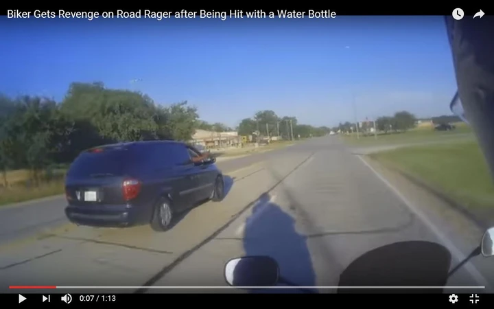 Bottigliate e sassate fra automobilista e motociclista [Video]