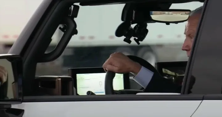 Joe Biden guida il GMC Hummer EV: scatto in stile GP [Video]
