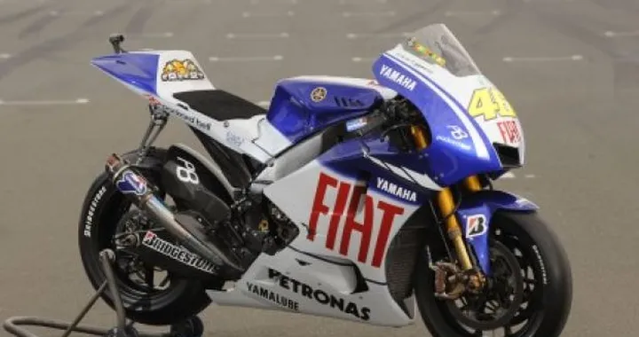 La Yamaha M1 di Valentino Rossi esposta al Bicocca Village di Milano