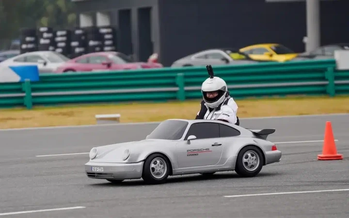 Sembra vera, ma è un giocattolo: la piccola Porsche sfiora i 50 km/h