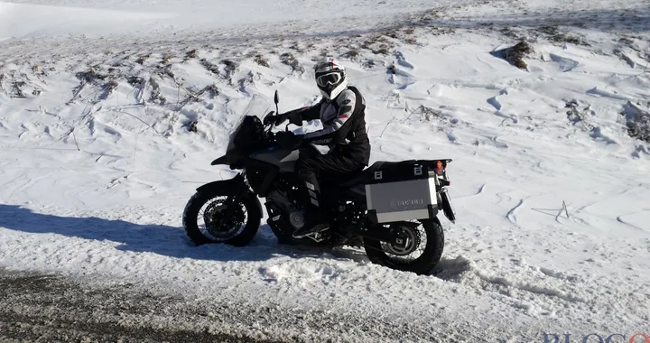 Suzuki V-Strom 650 XT ABS con pneumatici da neve al raduno invernale