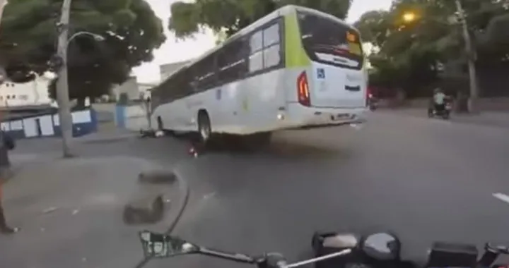 Con la moto sotto il bus in Brasile [Video]
