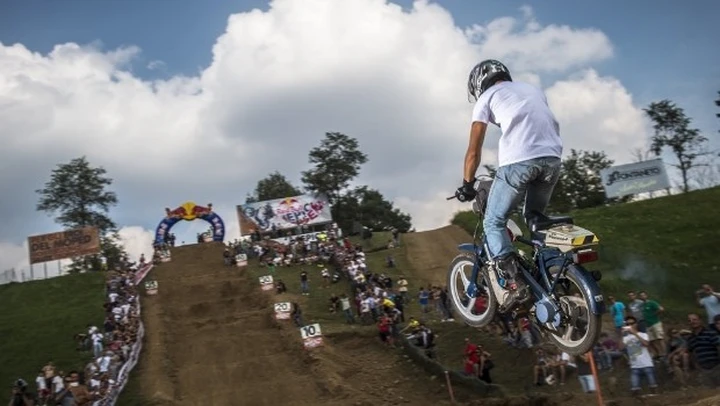 Red Bull Epic Rise 2015: la gara di motorini più pazza d'Italia
