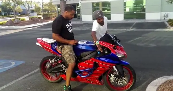 Epic Fail: guida la moto di Spiderman e va a sbattere [Video]