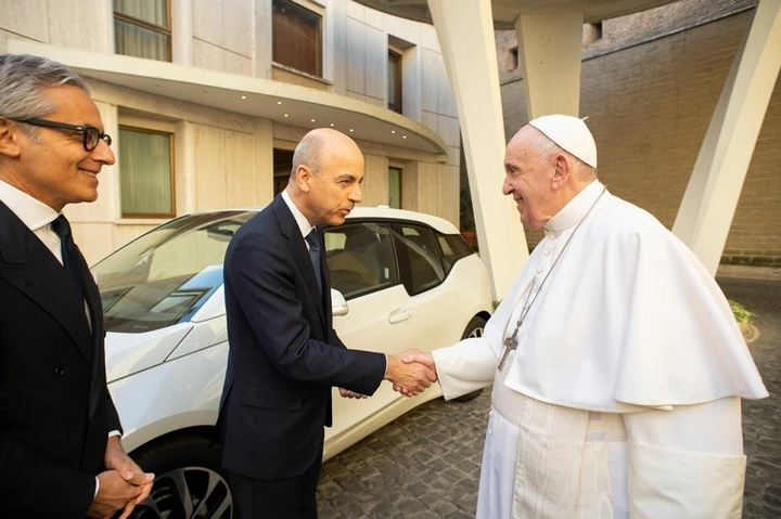 Papa Francesco riceve in dono una Bmw i3