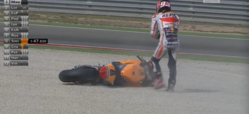 MotoGP Aragon, Marquez vola (a terra) e in qualifica davanti a Lorenzo. Super Iannone. Rossi in 