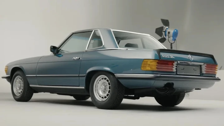 Compra una Mercedes nel 1982 e la chiude in garage: 44 anni dopo ha percorso 68 km