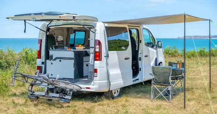 Questo camper costa meno di 50.000 euro: ha letto, cucina e autonomia per tre giorni