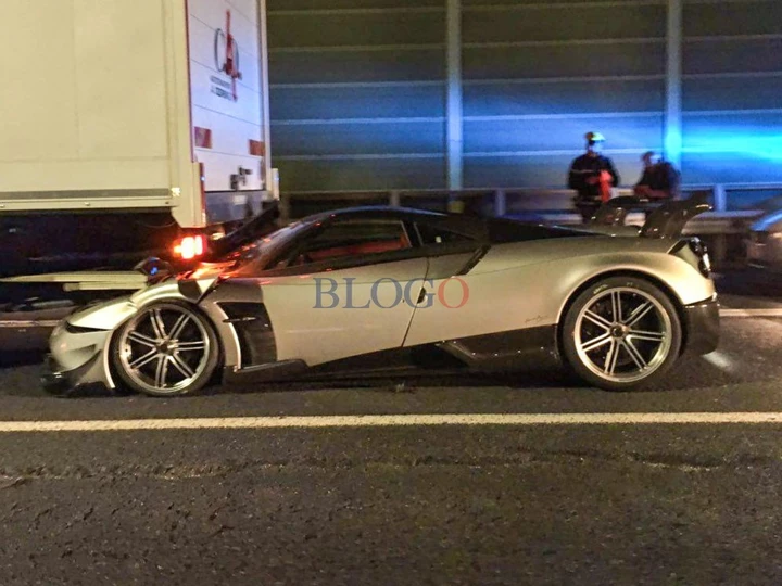 Una Pagani Huayra BC finisce sotto un camion
