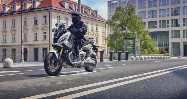 Honda X-ADV 2025: il maxi-scooter adventure si rinnova