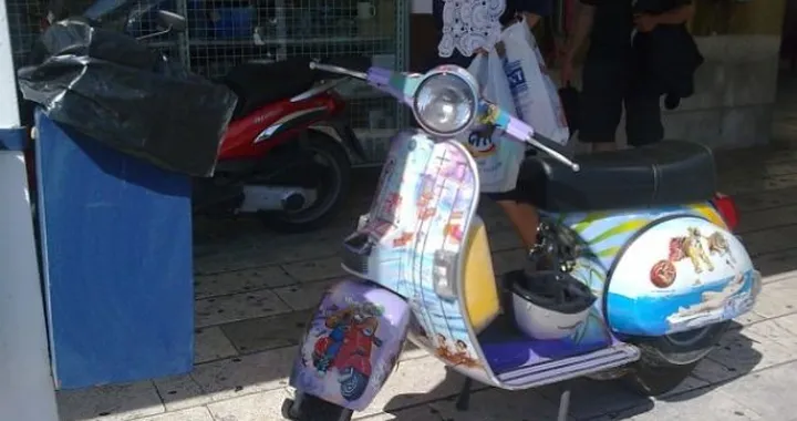 Foto del giorno: Vespa aerografata a mano