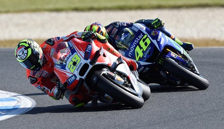 MotoGP: Iannone a Sepang contro tutti, tifosi compresi