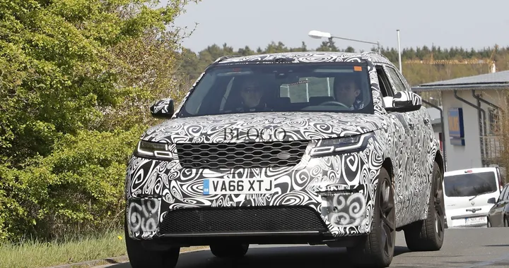Range Rover Velar SVR: prime foto spia
