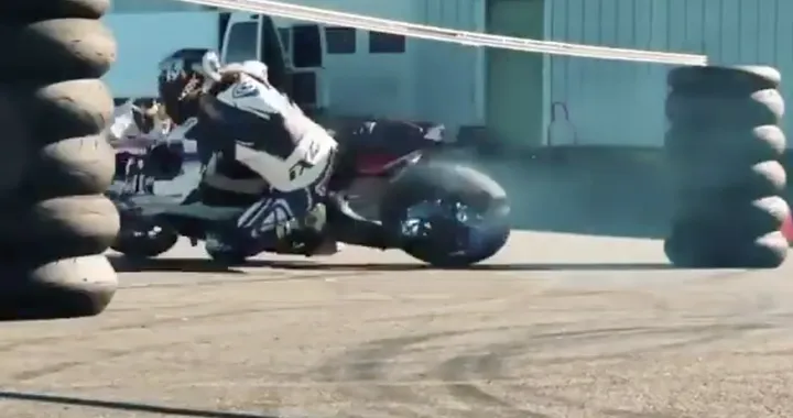 Il "Limbo" in sella ad una BMW S1000RR: buona visione! [Video]