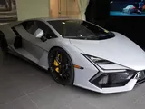 Entra per comprare una Porsche ed esce con una Lamborghini speciale